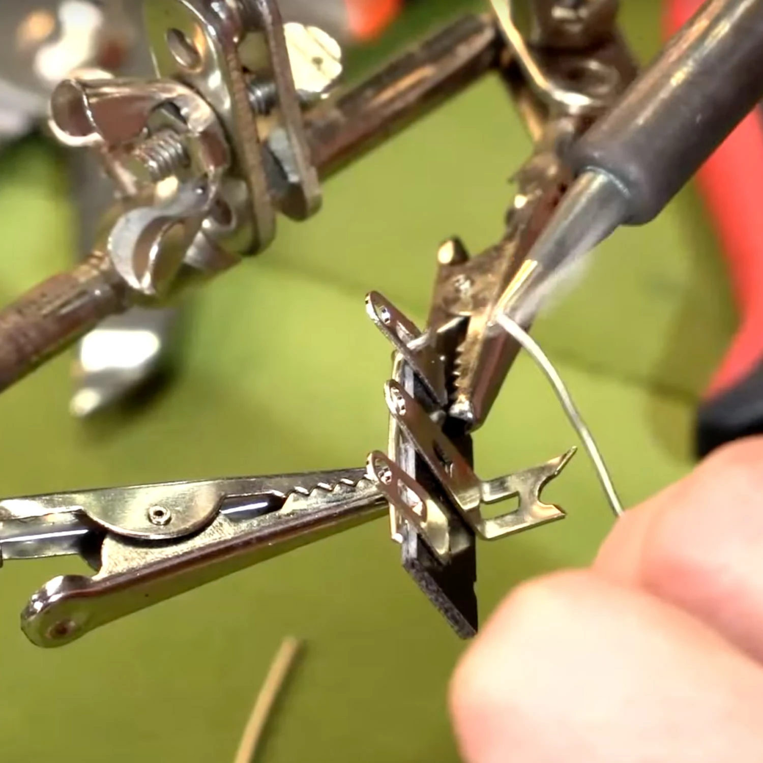 Helping Hands Soldering Holder - StewMac 5 Helping Hands Soldering Holder - StewMac - Image 3